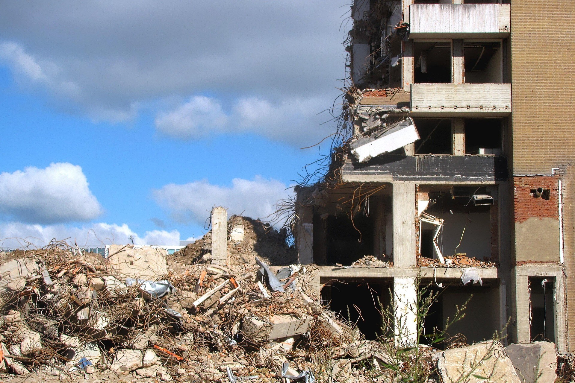 発破解体工法とは？日本での事例が少ない理由