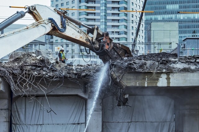 粉じんをおさえて解体工事の安全性を高める散水